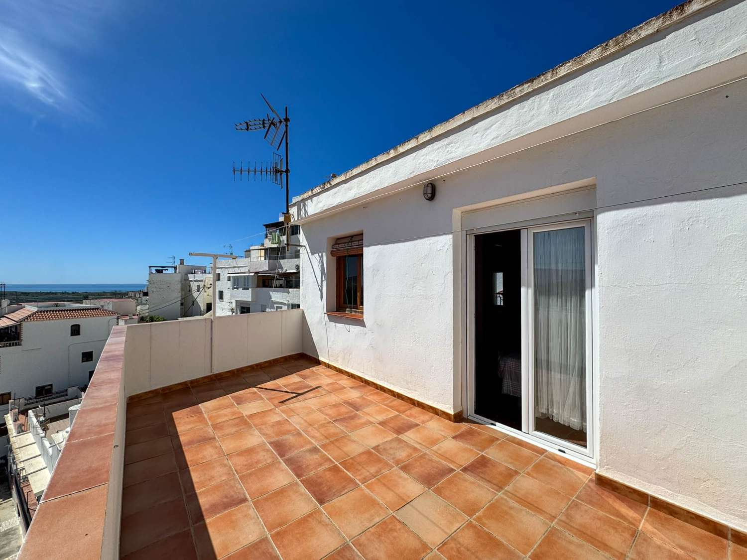 Amplia y luminosa casa en venta en Salobreña