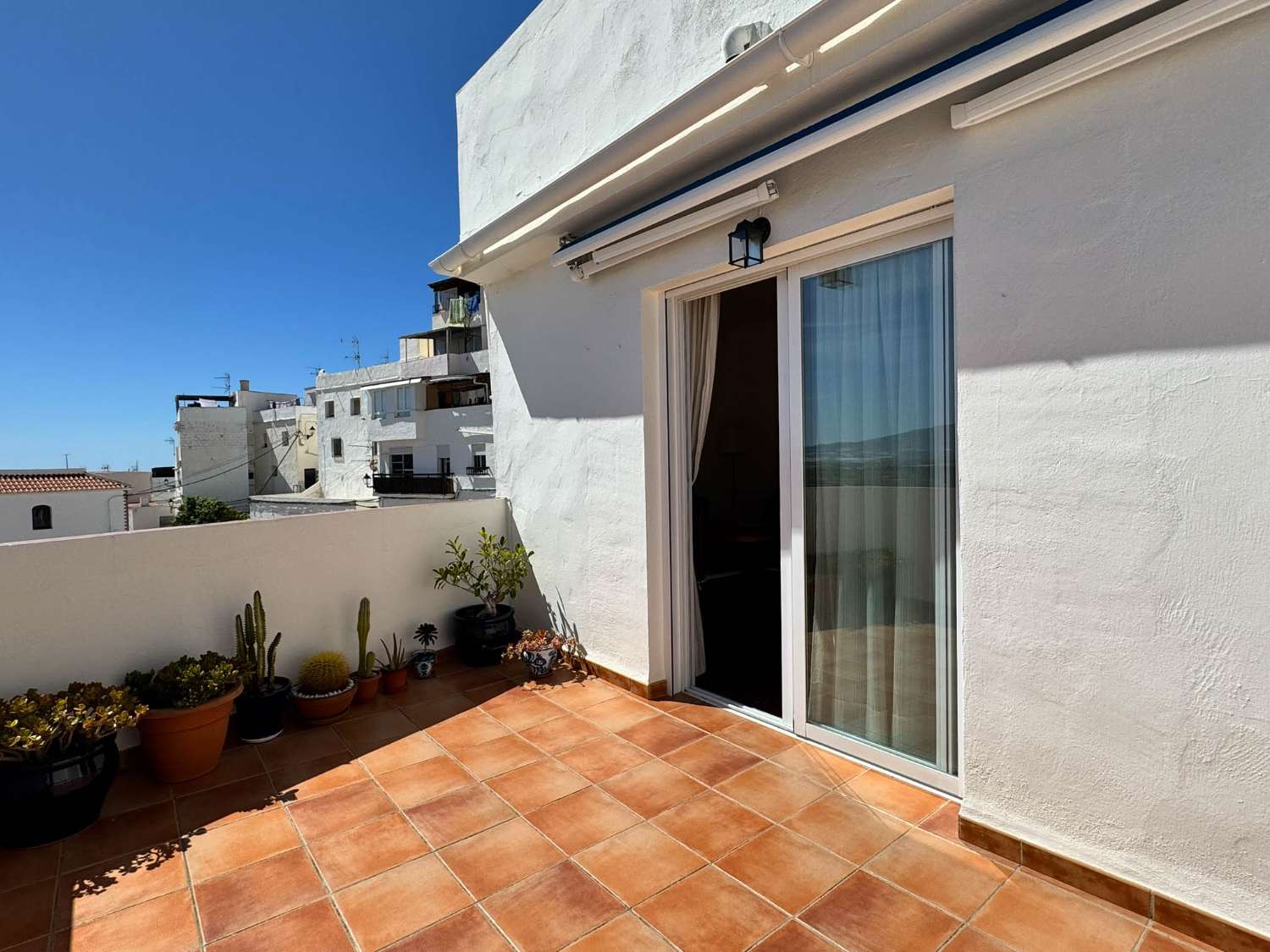Amplia y luminosa casa en venta en Salobreña