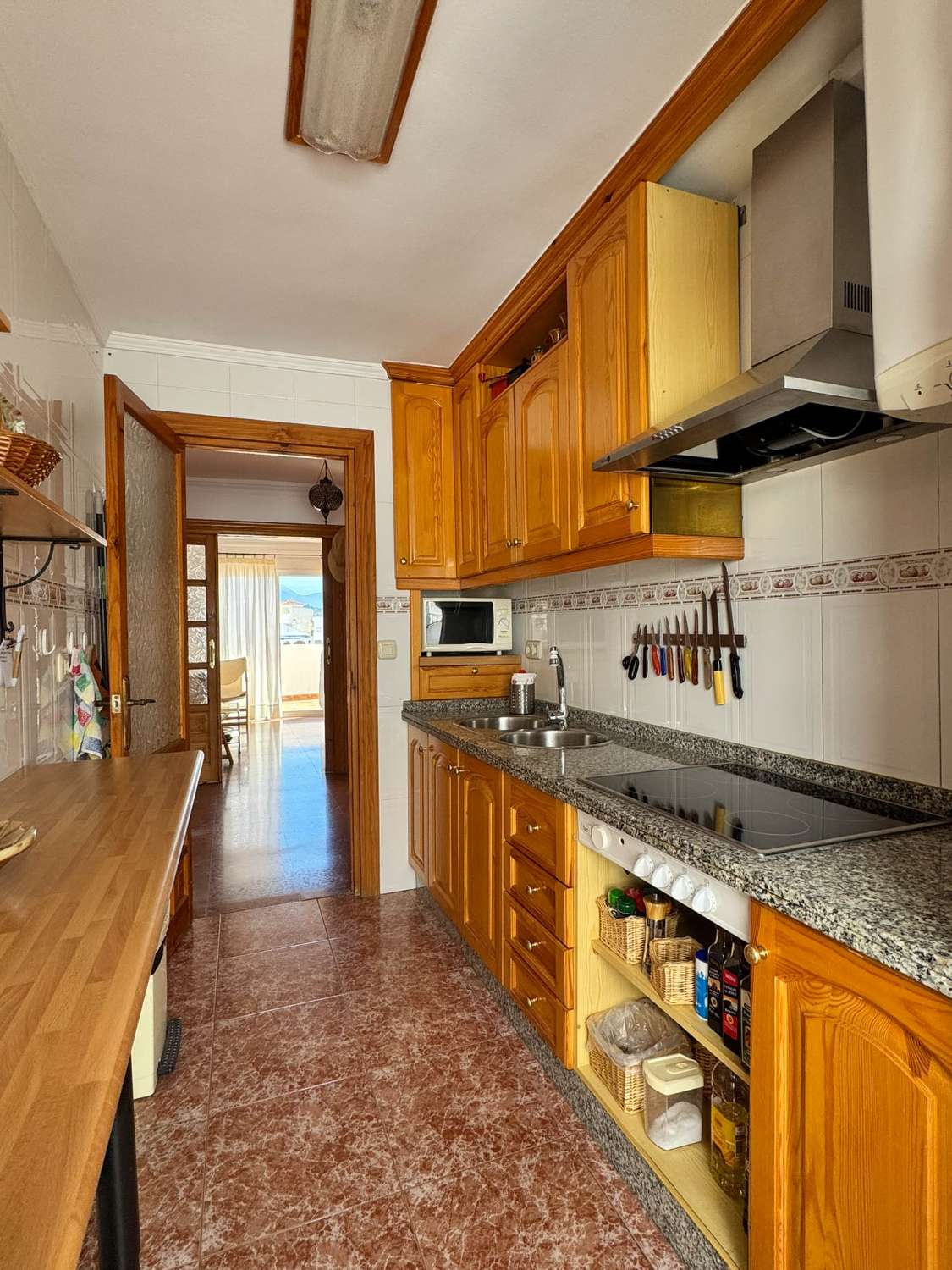 Amplia y luminosa casa en venta en Salobreña