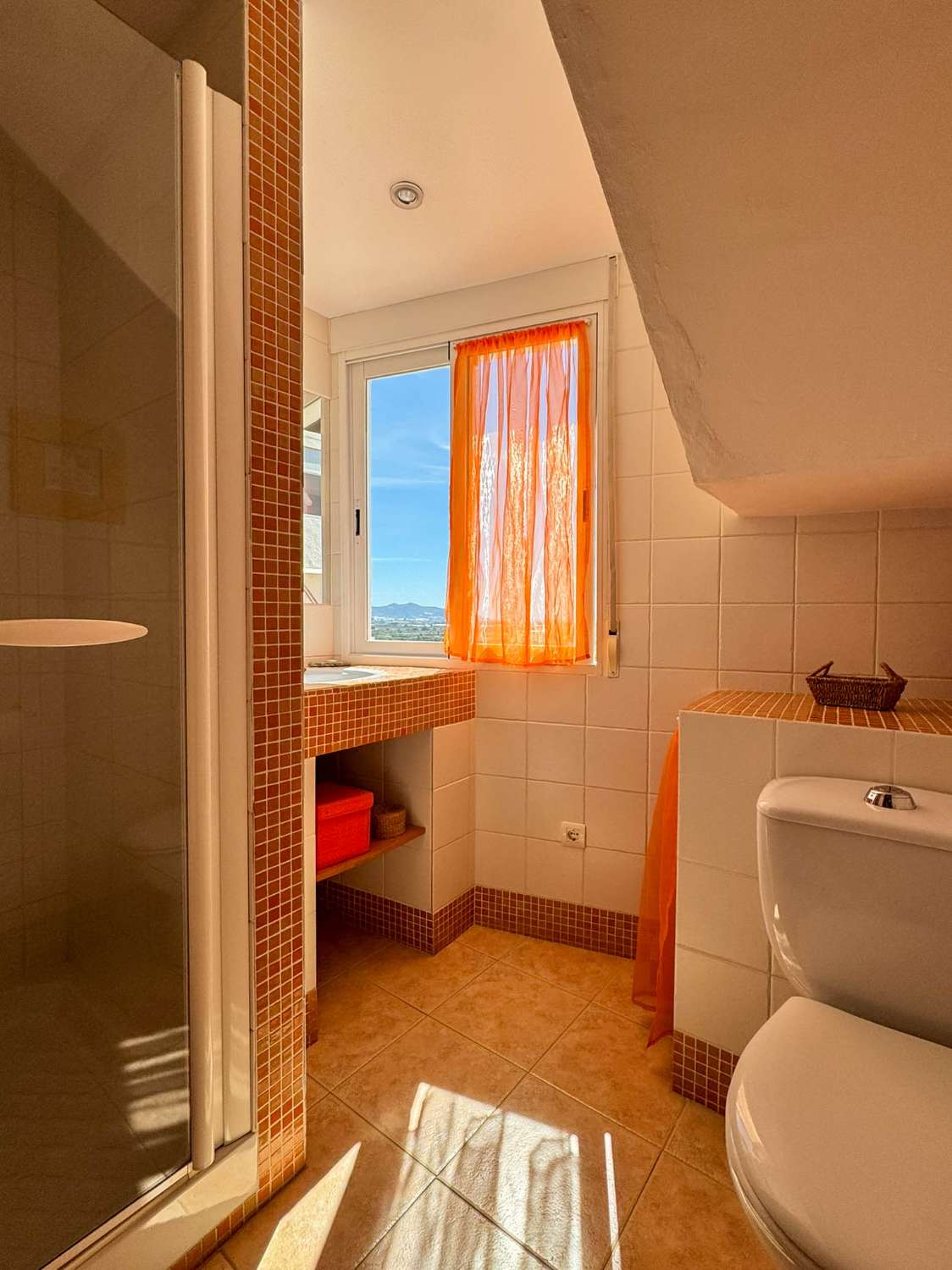 Amplia y luminosa casa en venta en Salobreña