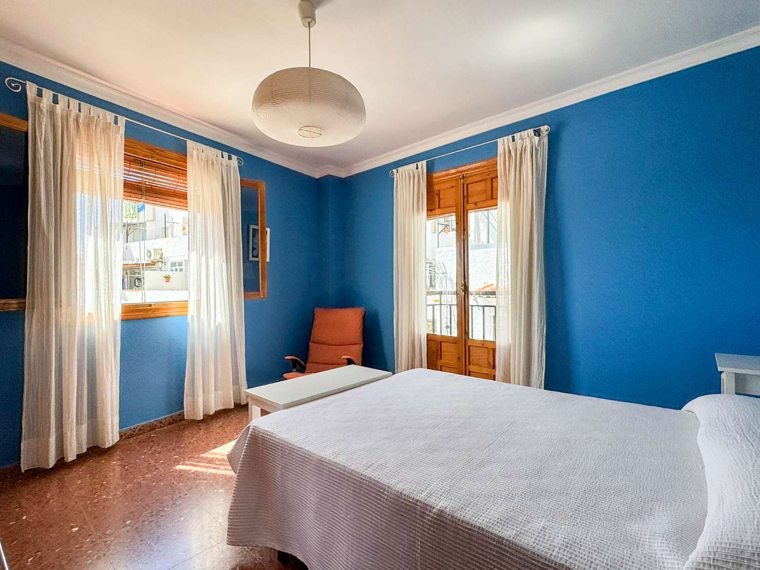 Amplia y luminosa casa en venta en Salobreña