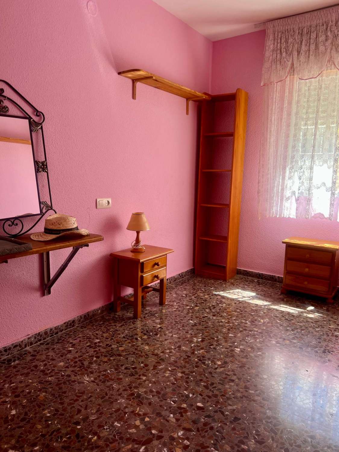 Amplio piso en venta en el centro de Salobreña (zona baja)
