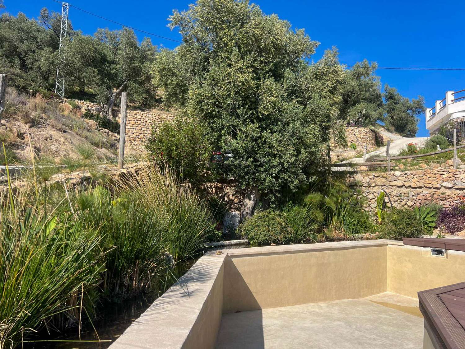 Casa de campo con amplio terreno en Lanjarón