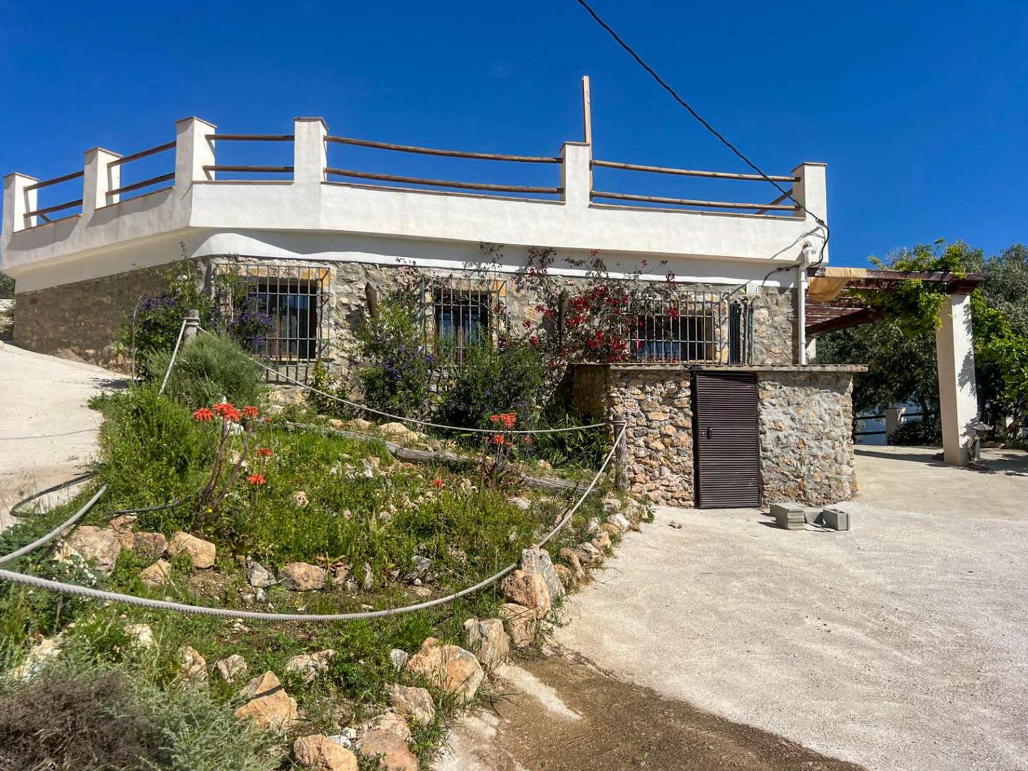 Casa de campo con amplio terreno en Lanjarón
