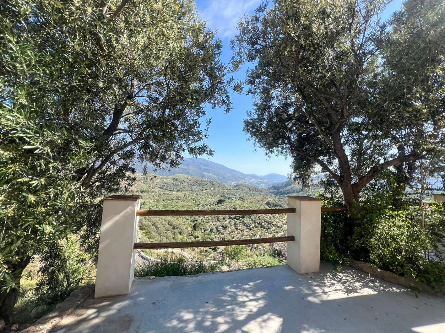 Casa de campo con amplio terreno en Lanjarón