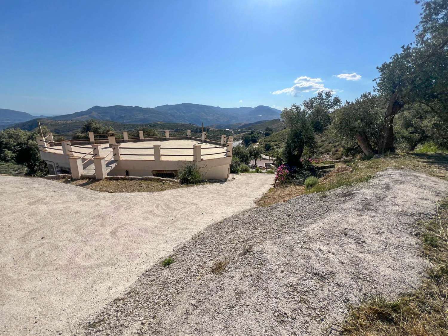 Casa de campo con amplio terreno en Lanjarón