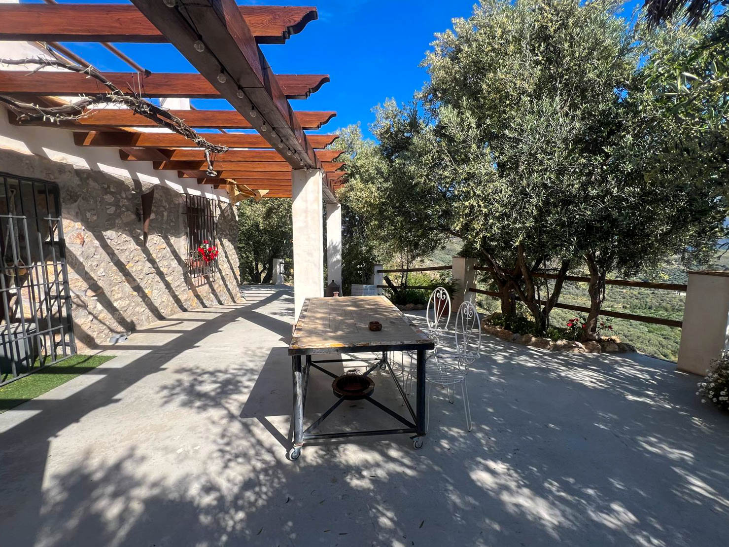 Casa de campo con amplio terreno en Lanjarón