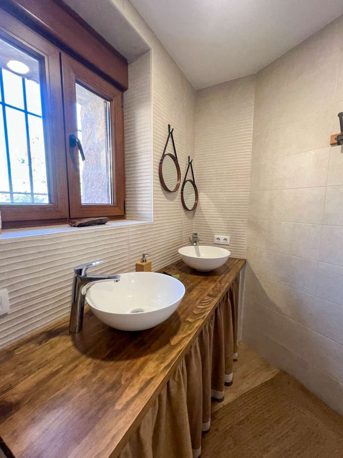 Casa de campo con amplio terreno en Lanjarón