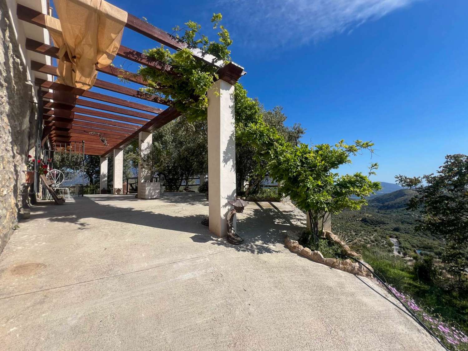 Casa de campo con amplio terreno en Lanjarón
