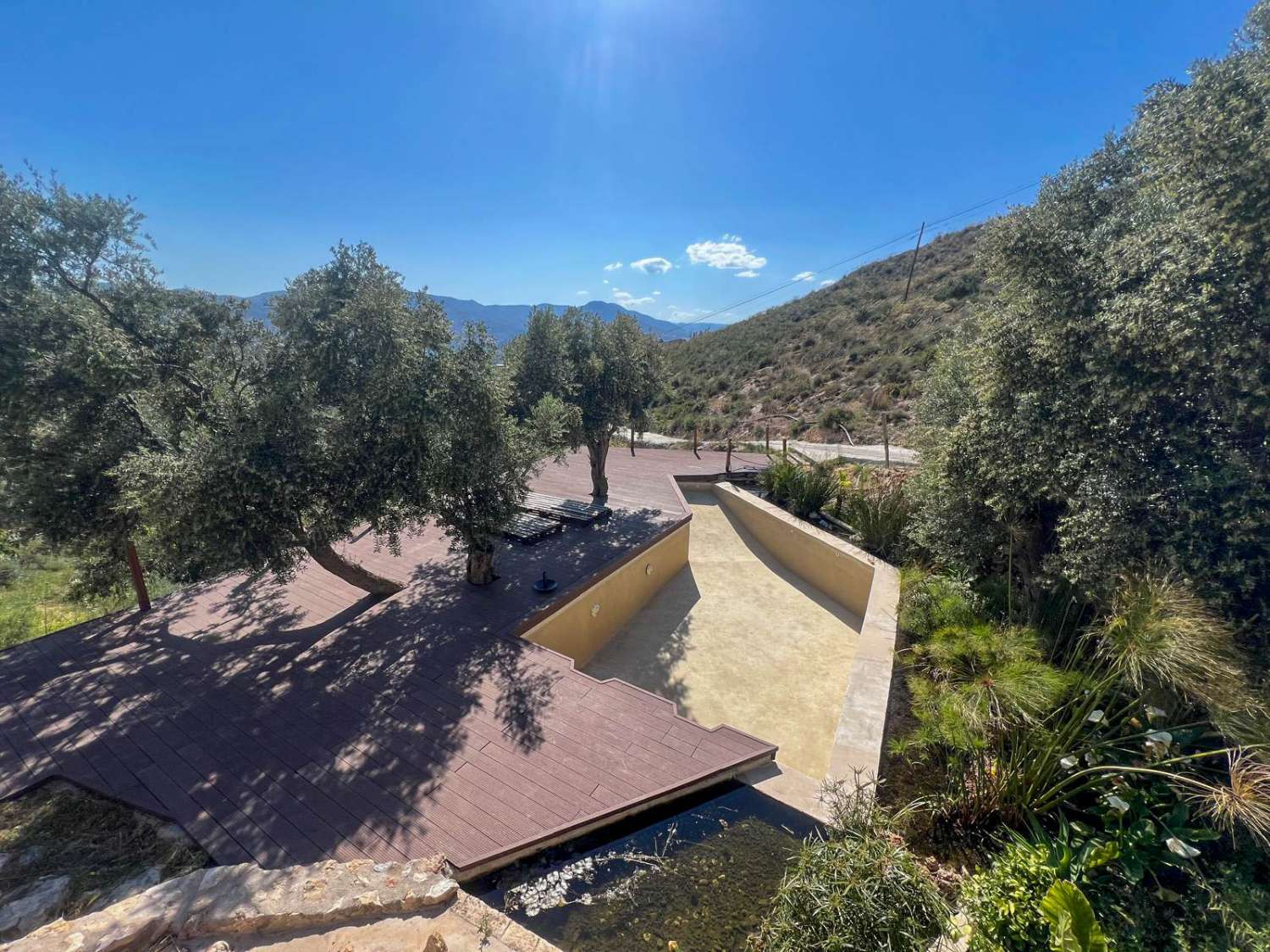 Casa de campo con amplio terreno en Lanjarón