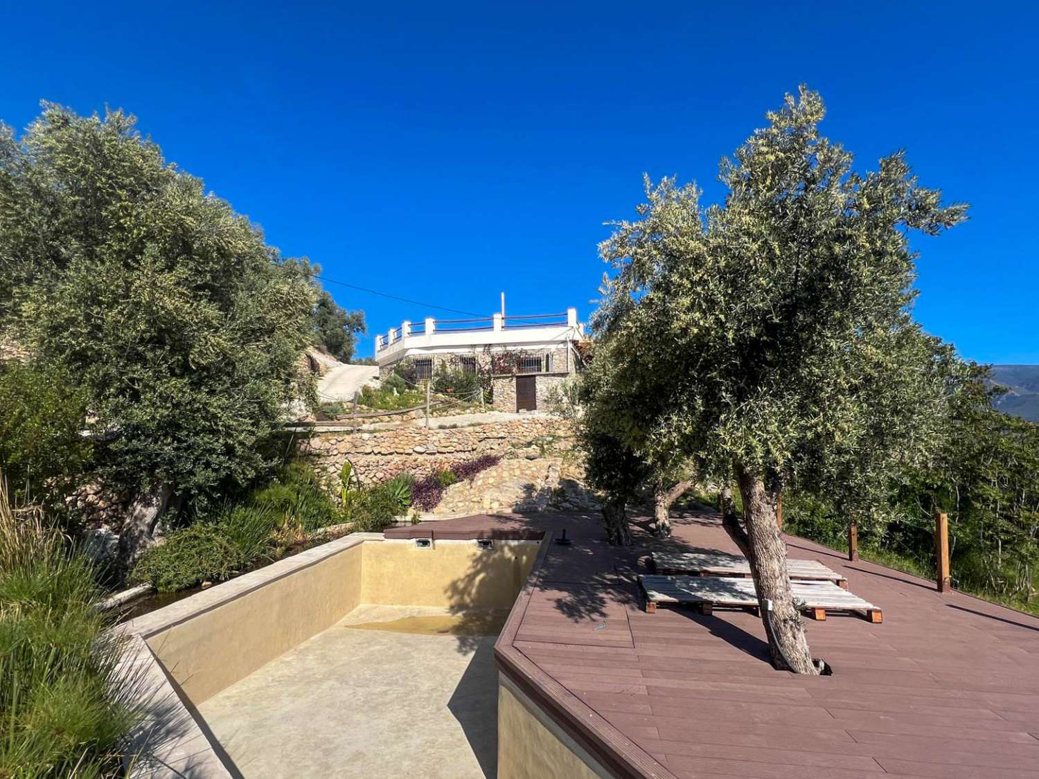 Casa de campo con amplio terreno en Lanjarón