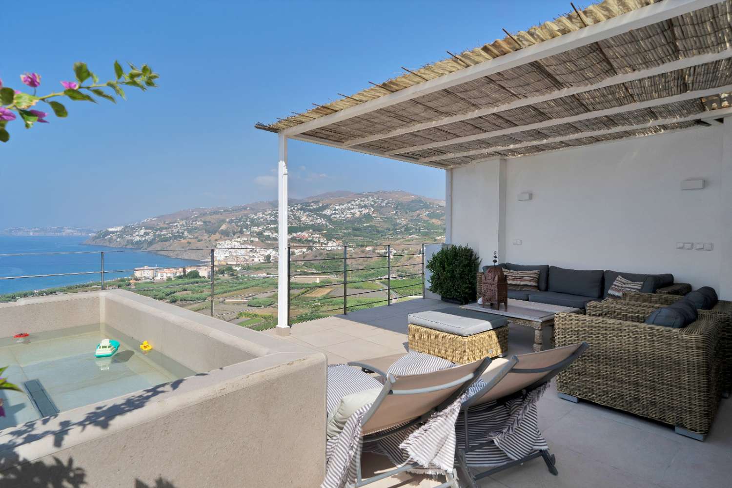 Espectacular casa en venta reformada con vistas al mar