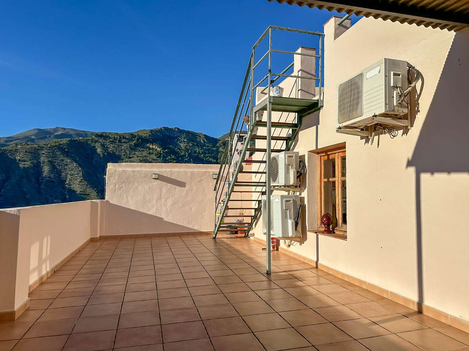 Casa con terraza en venta en Vélez de Benaudalla