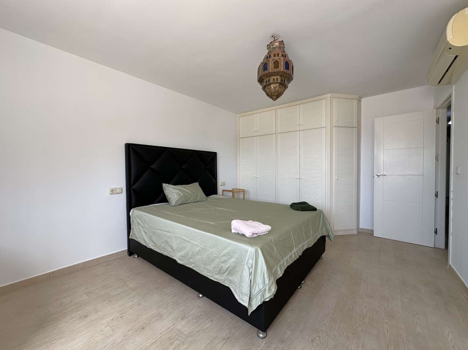 Casa pareada con vistas al mar en venta