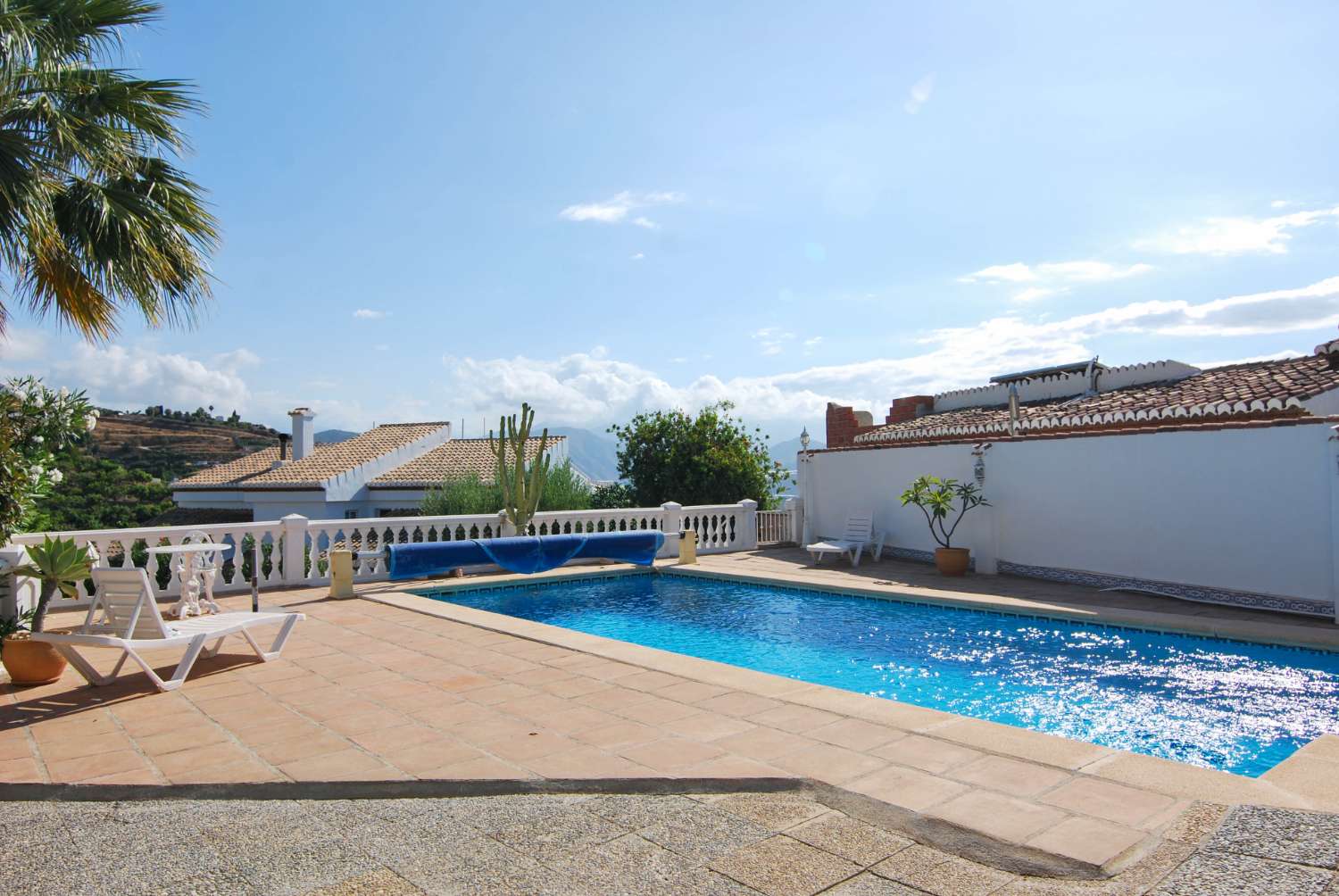 Villa en venta en Monte de los Almendros con vistas al mar y apartamento independiente