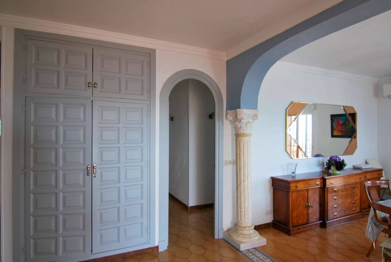 Villa en venta en Monte de los Almendros con vistas al mar y apartamento independiente