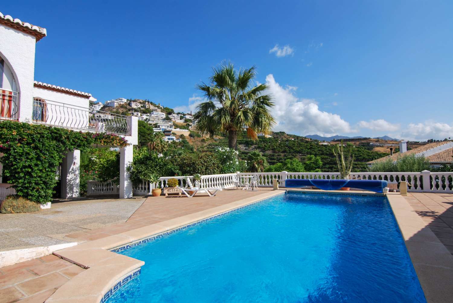 Villa en venta en Monte de los Almendros con vistas al mar y apartamento independiente