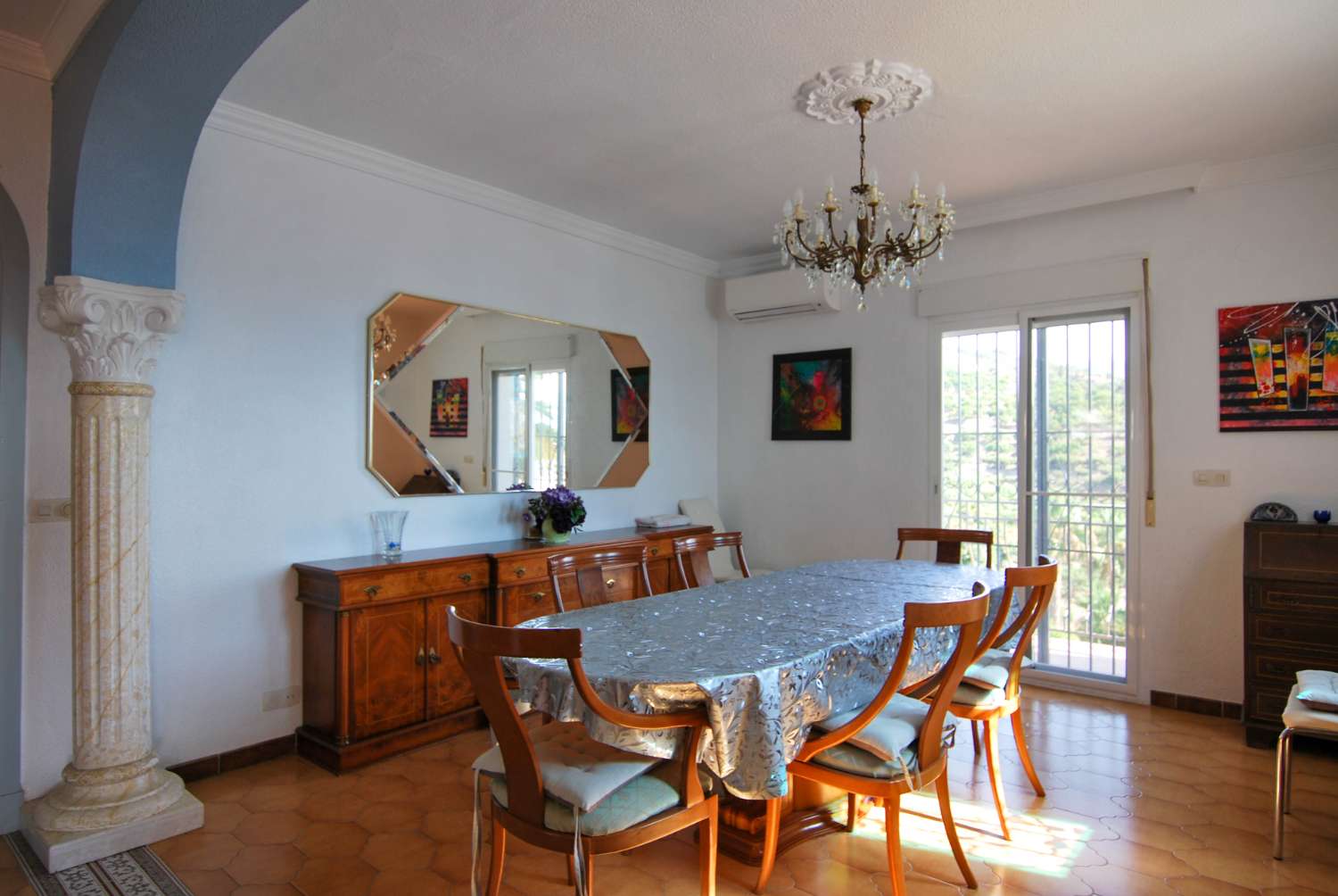 Villa en venta en Monte de los Almendros con vistas al mar y apartamento independiente