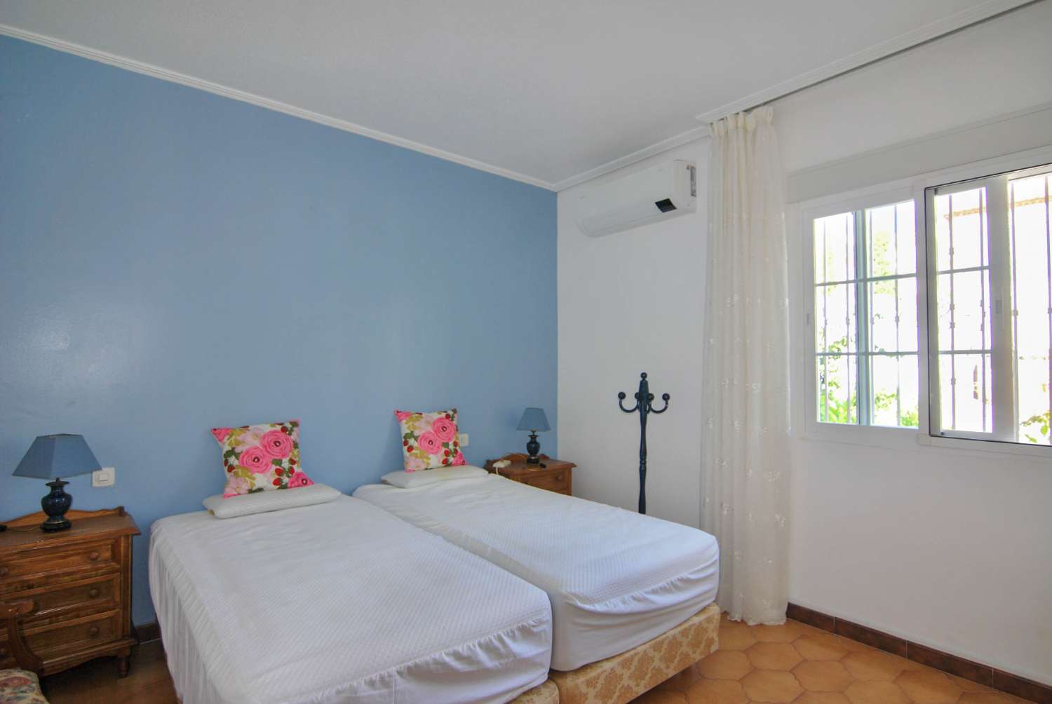 Villa en venta en Monte de los Almendros con vistas al mar y apartamento independiente