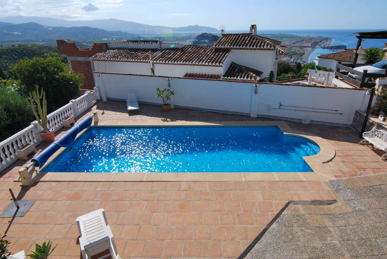 Villa en venta en Monte de los Almendros con vistas al mar y apartamento independiente