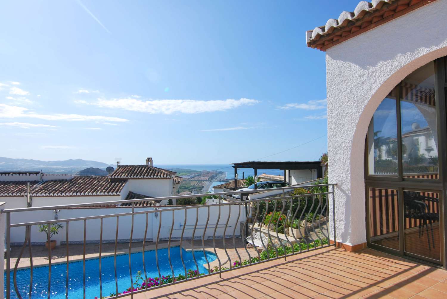Villa en venta en Monte de los Almendros con vistas al mar y apartamento independiente