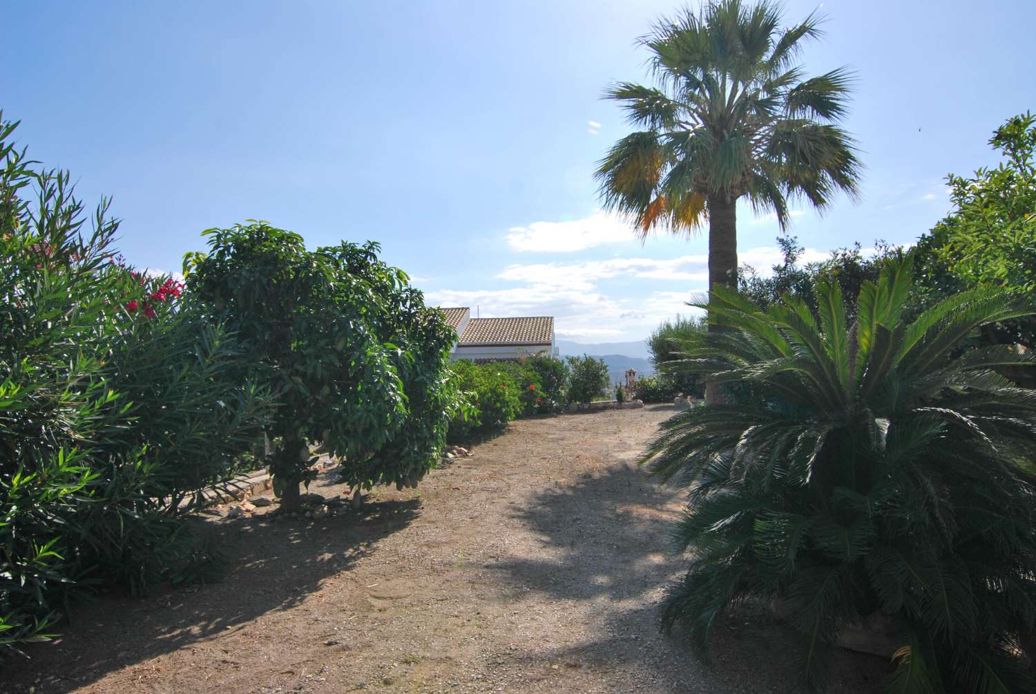 Villa en venta en Monte de los Almendros con vistas al mar y apartamento independiente