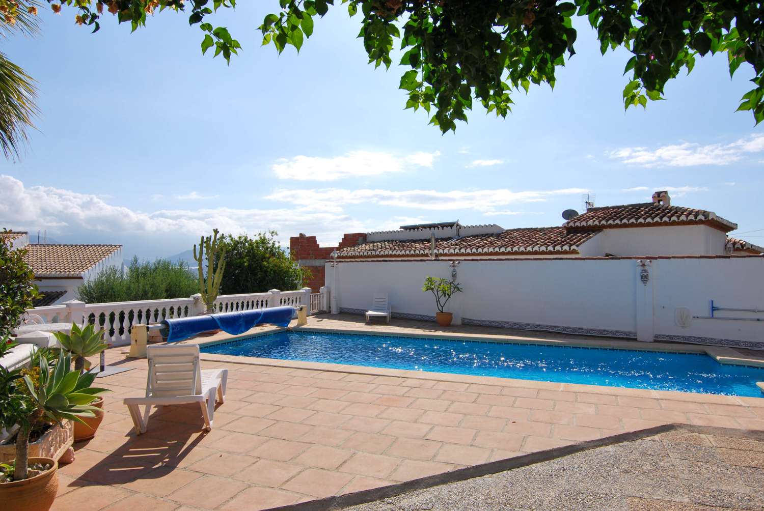 Villa en venta en Monte de los Almendros con vistas al mar y apartamento independiente