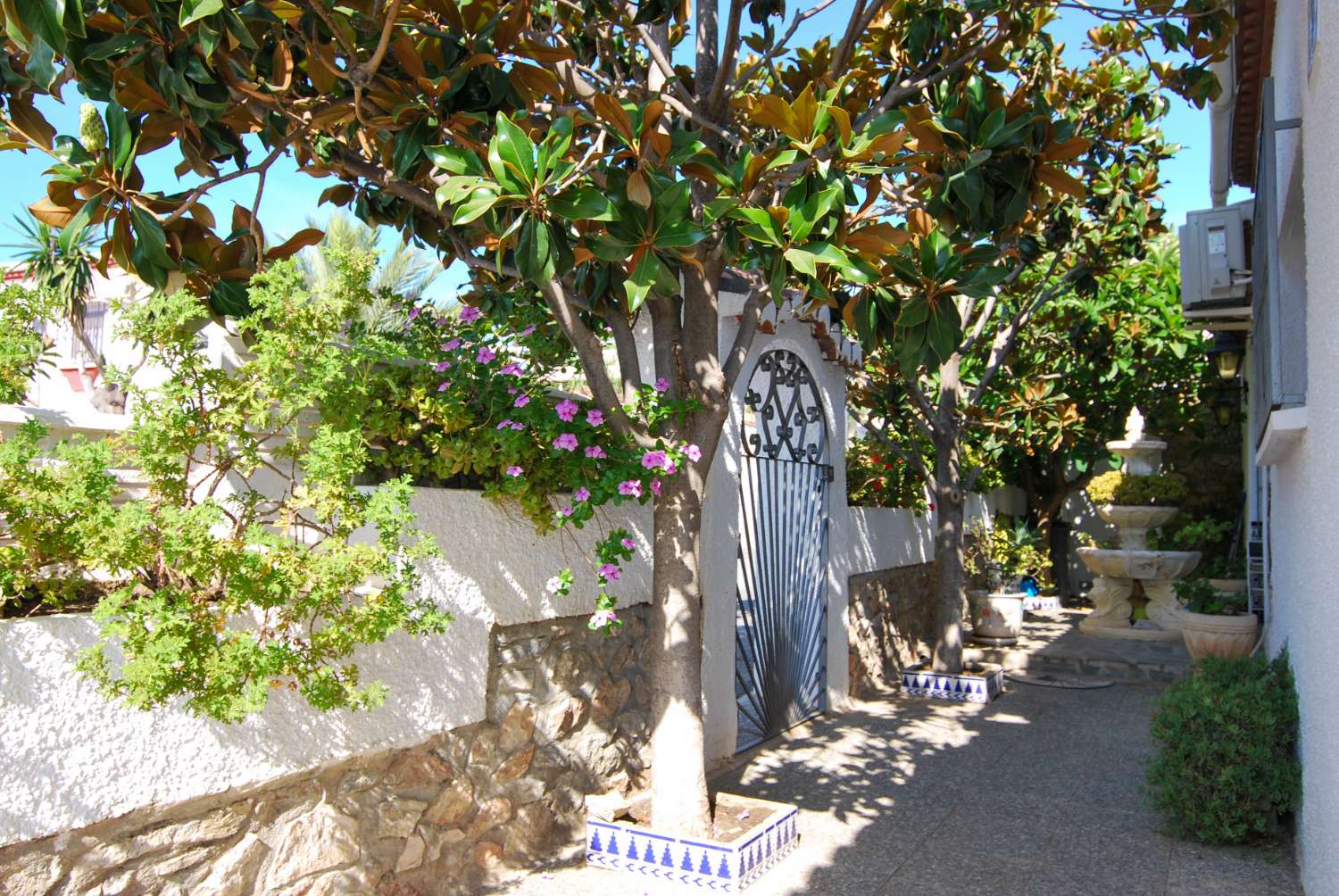 Villa en venta en Monte de los Almendros con vistas al mar y apartamento independiente