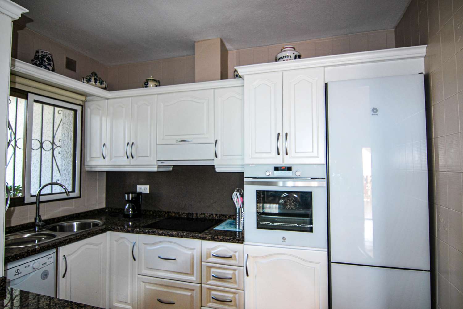 Villa en venta en Monte de los Almendros con vistas al mar y apartamento independiente
