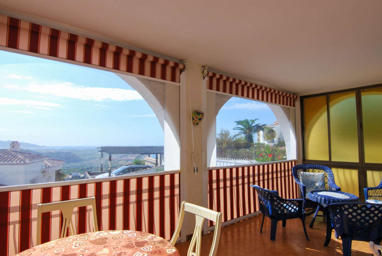 Villa en venta en Monte de los Almendros con vistas al mar y apartamento independiente
