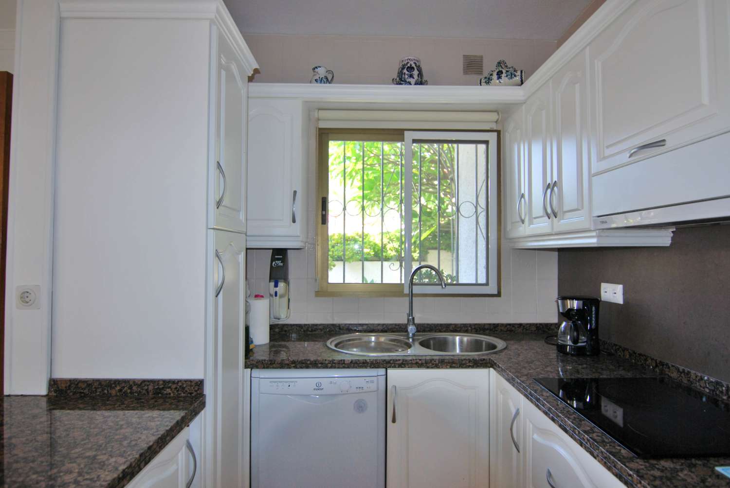 Villa en venta en Monte de los Almendros con vistas al mar y apartamento independiente
