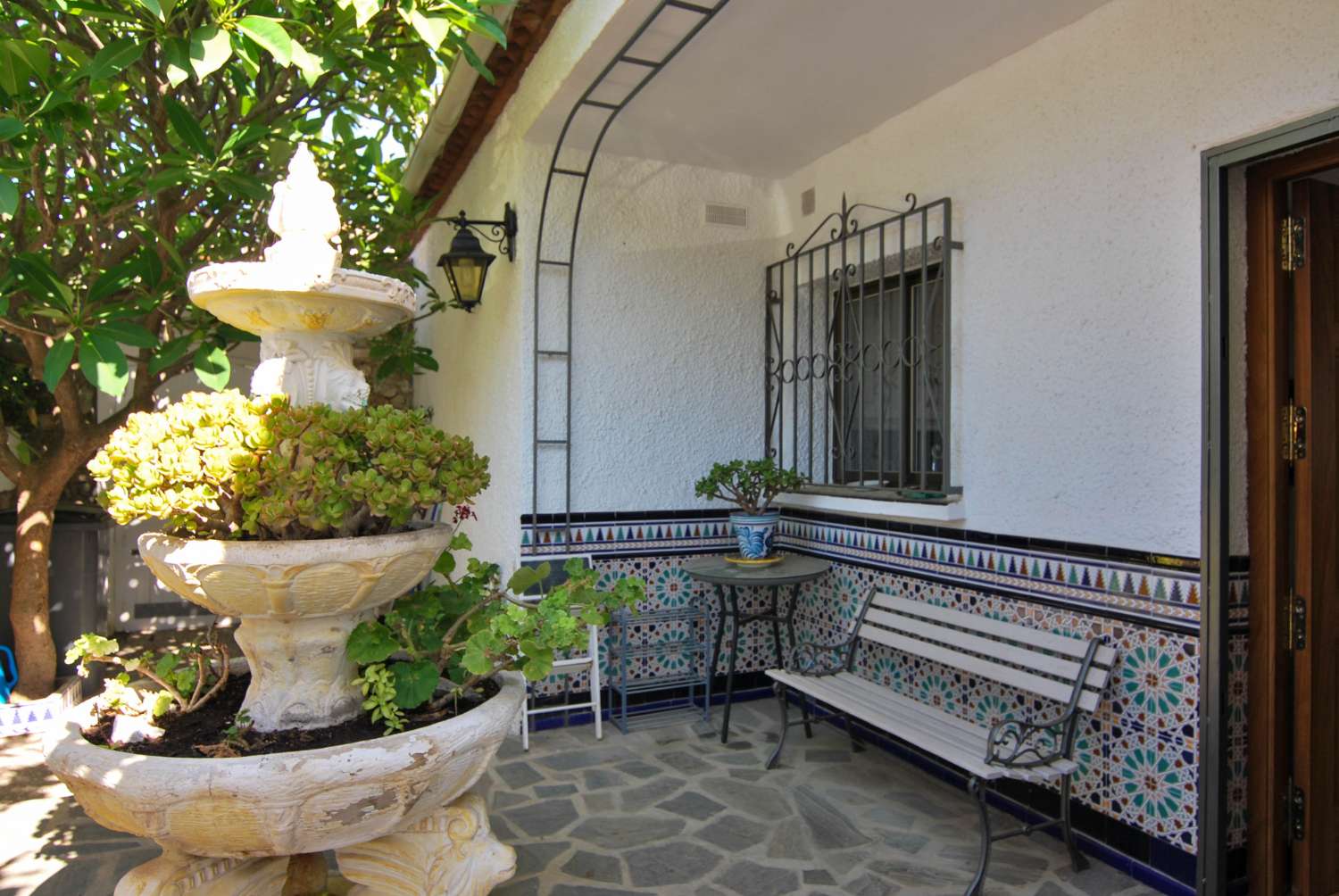 Villa en venta en Monte de los Almendros con vistas al mar y apartamento independiente