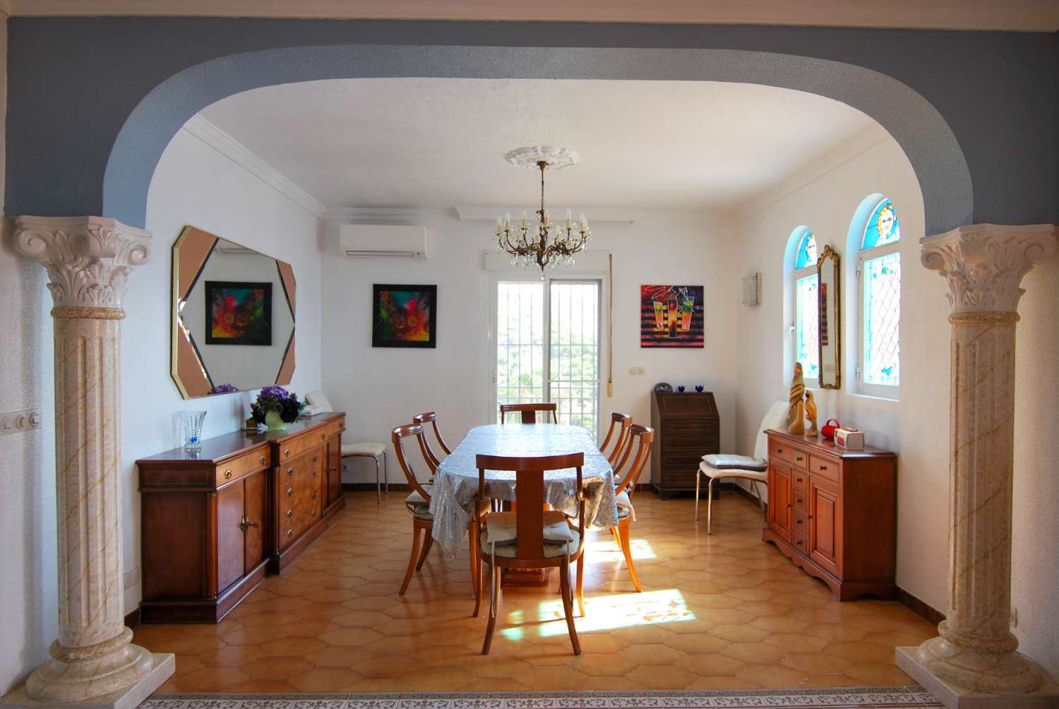 Villa en venta en Monte de los Almendros con vistas al mar y apartamento independiente
