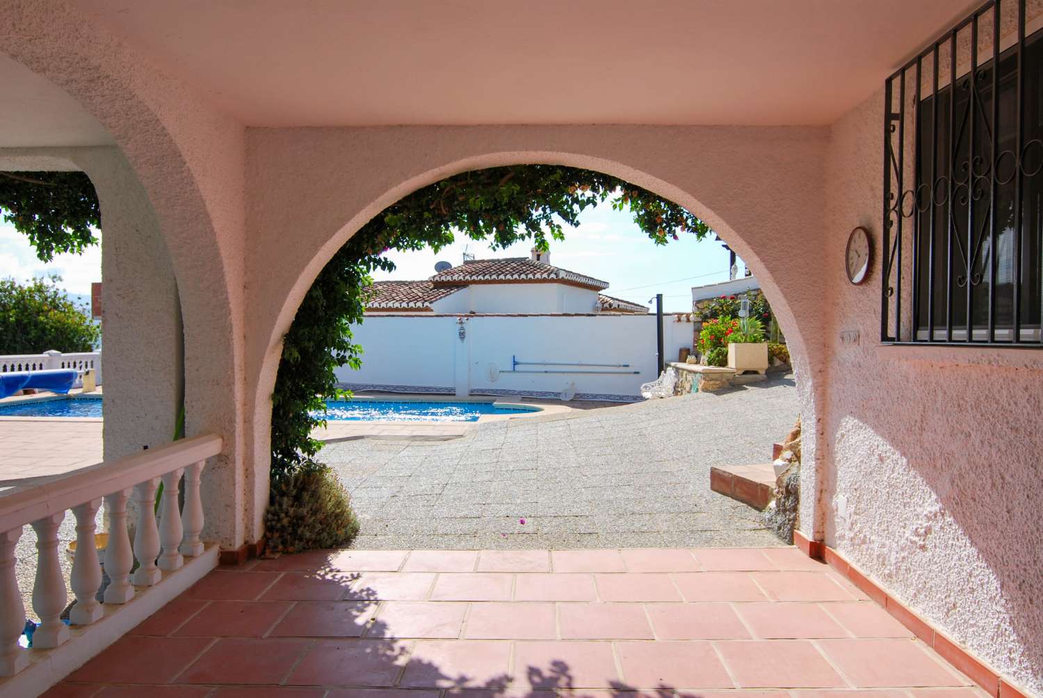 Villa en venta en Monte de los Almendros con vistas al mar y apartamento independiente