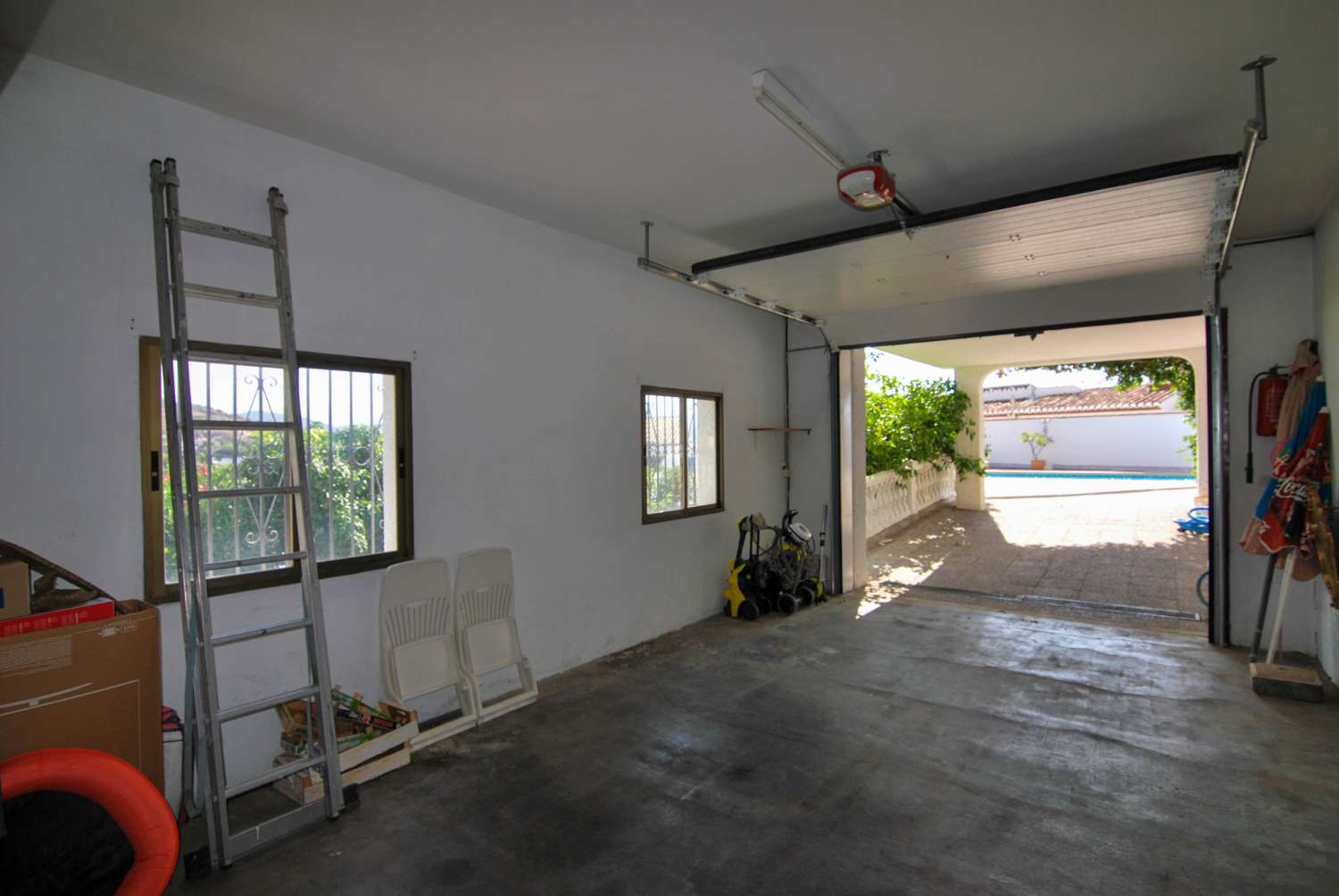 Villa en venta en Monte de los Almendros con vistas al mar y apartamento independiente