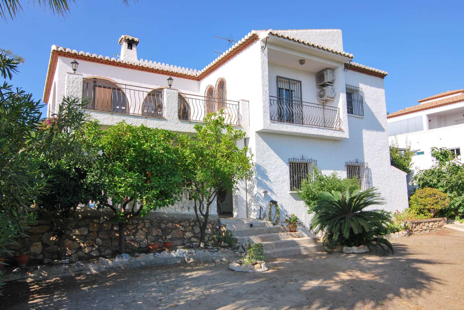 Villa en venta en Monte de los Almendros con vistas al mar y apartamento independiente