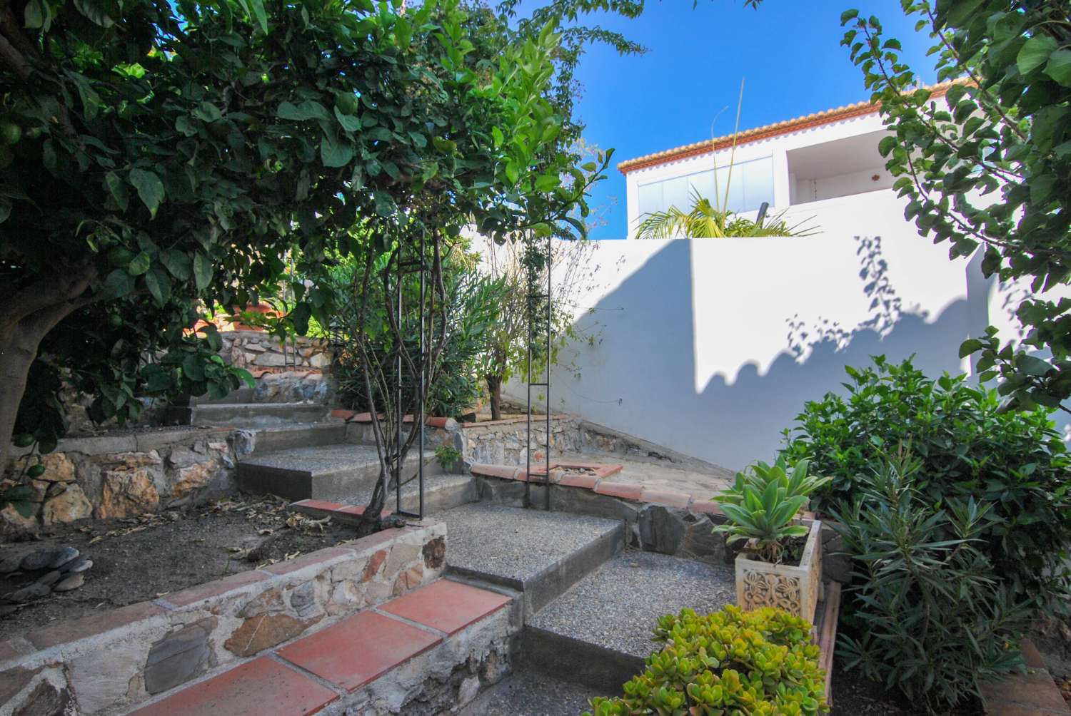 Villa en venta en Monte de los Almendros con vistas al mar y apartamento independiente