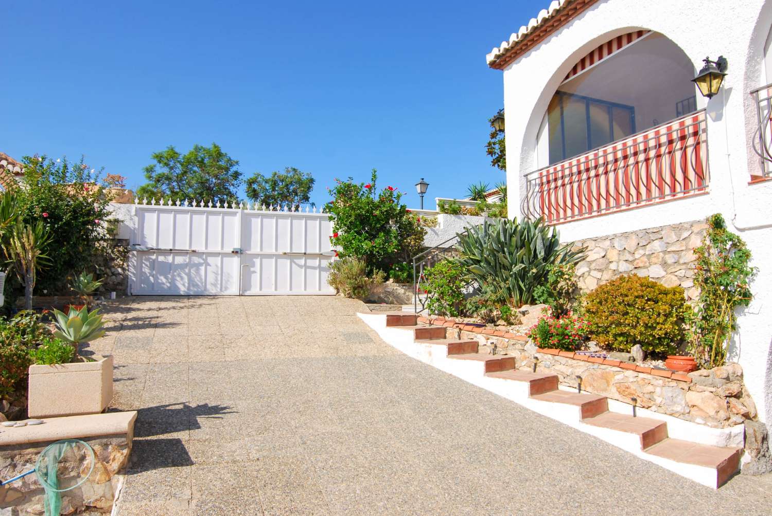 Villa en venta en Monte de los Almendros con vistas al mar y apartamento independiente