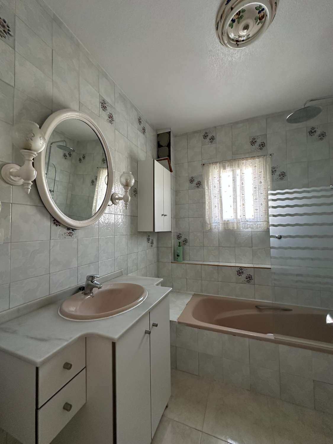 Villa en venta en Monte de los Almendros con vistas al mar y apartamento independiente