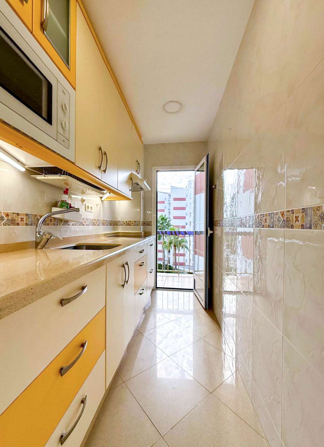 Piso con terraza en venta en la playa de Salobreña