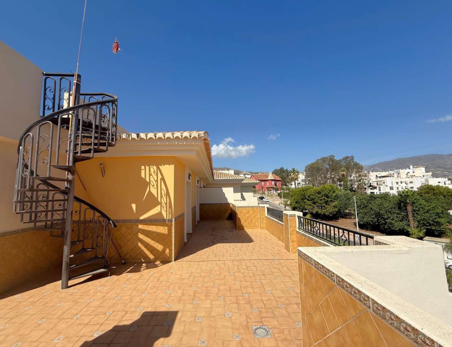 Ático con gran terraza y garaje en venta en Salobreña