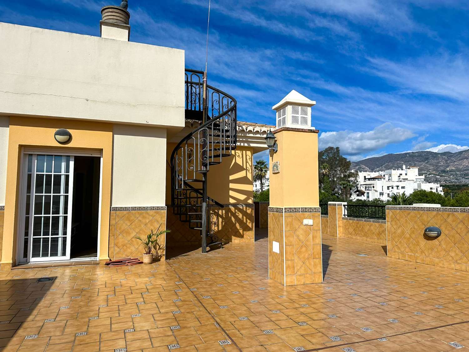 Ático con gran terraza y garaje en venta en Salobreña