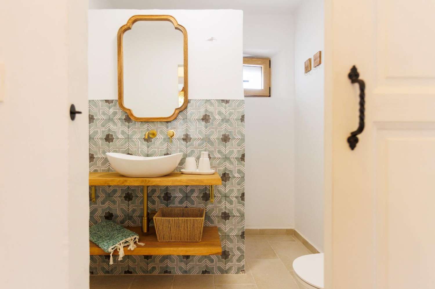 Casa reformada con piscina en venta en Salobreña
