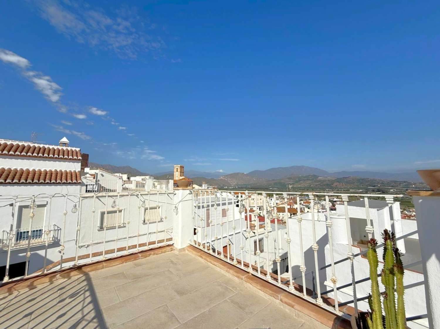 Casa reformada con piscina en venta en Salobreña