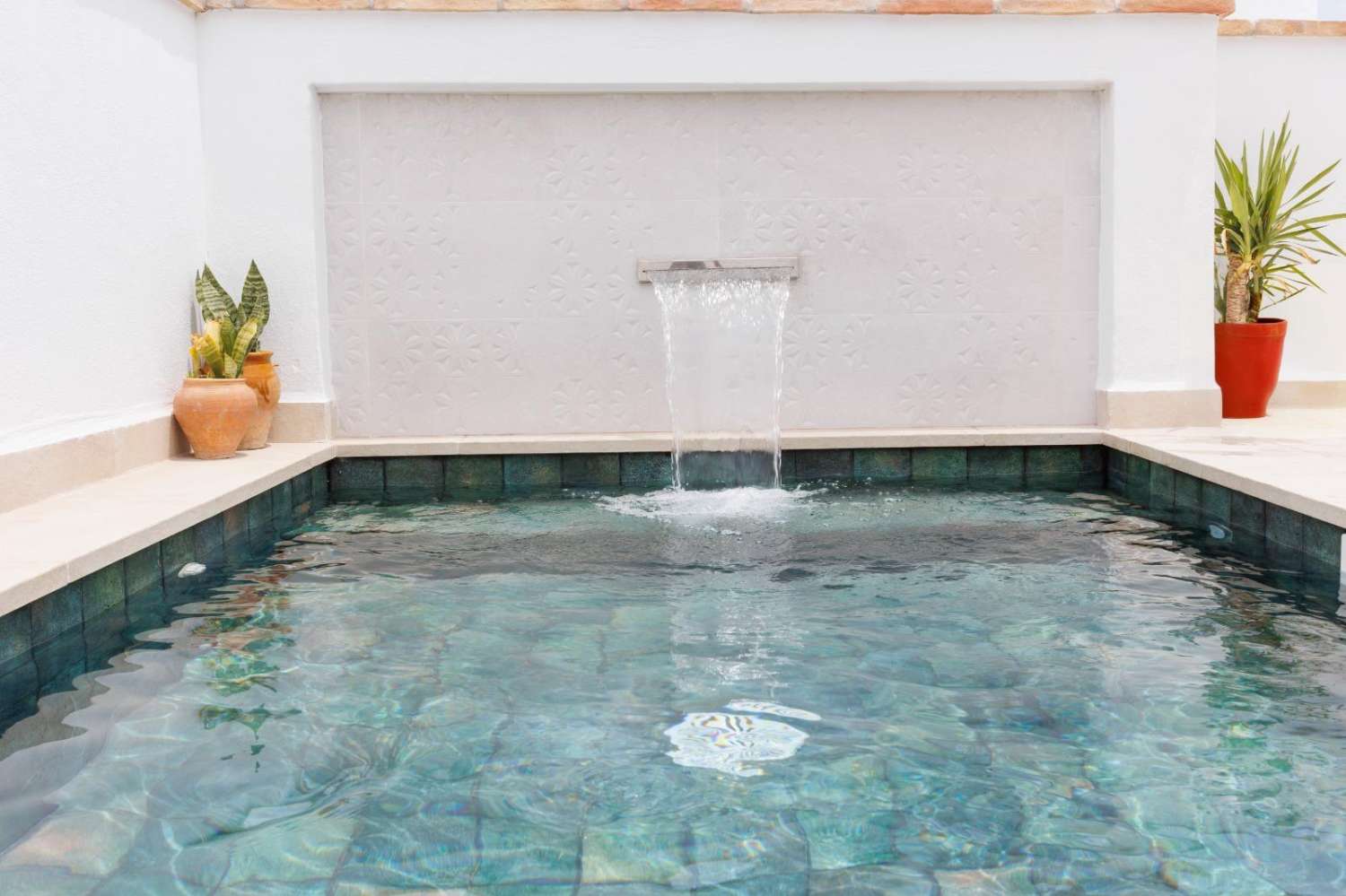 Casa reformada con piscina en venta en Salobreña