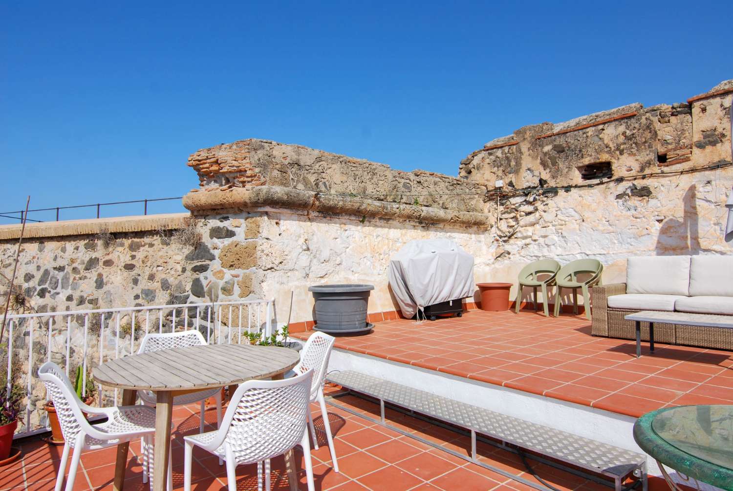 Casa con estudio en venta en Salobreña