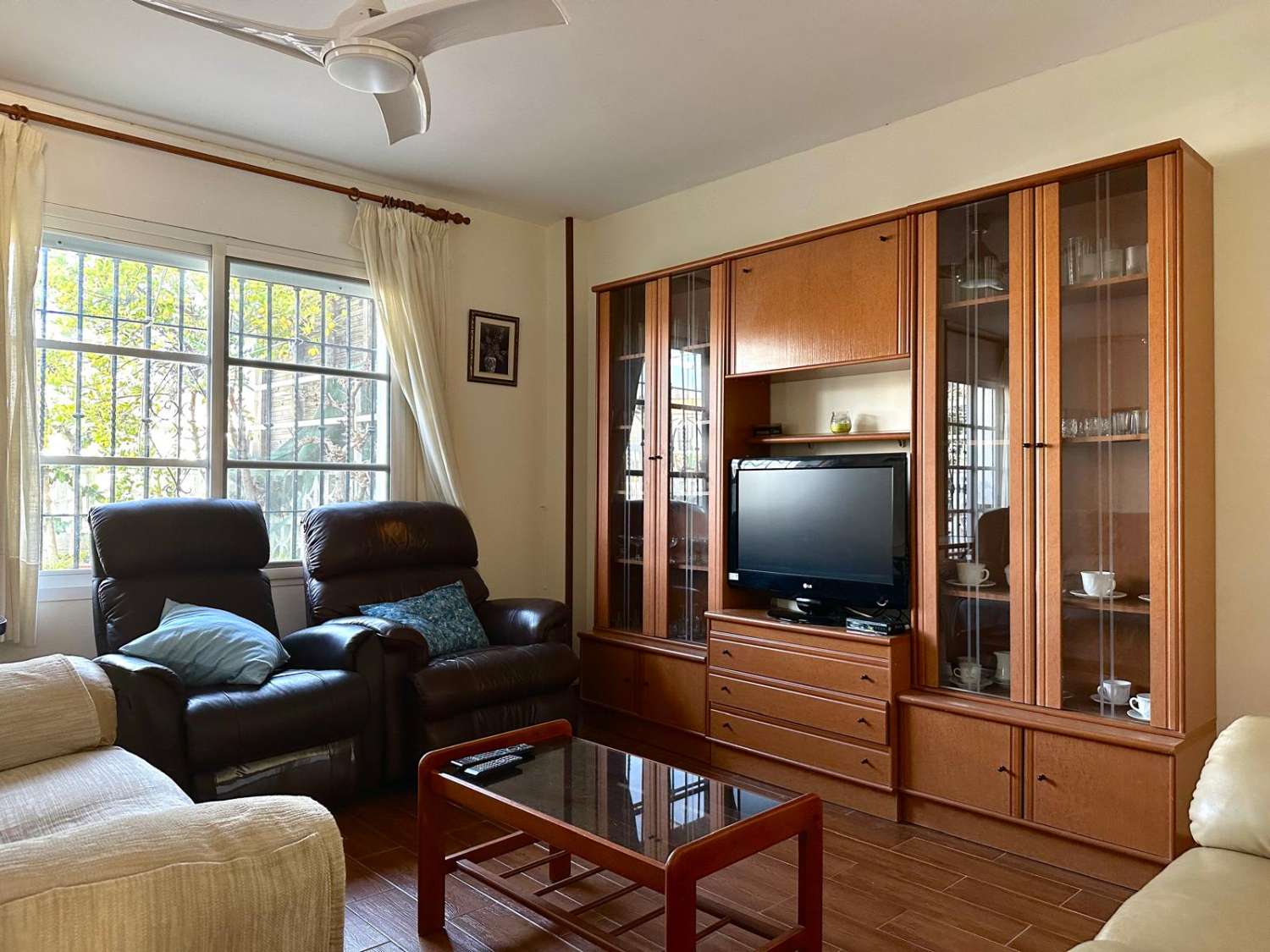 Amplia y luminosa casa adosada en venta en Salobreña