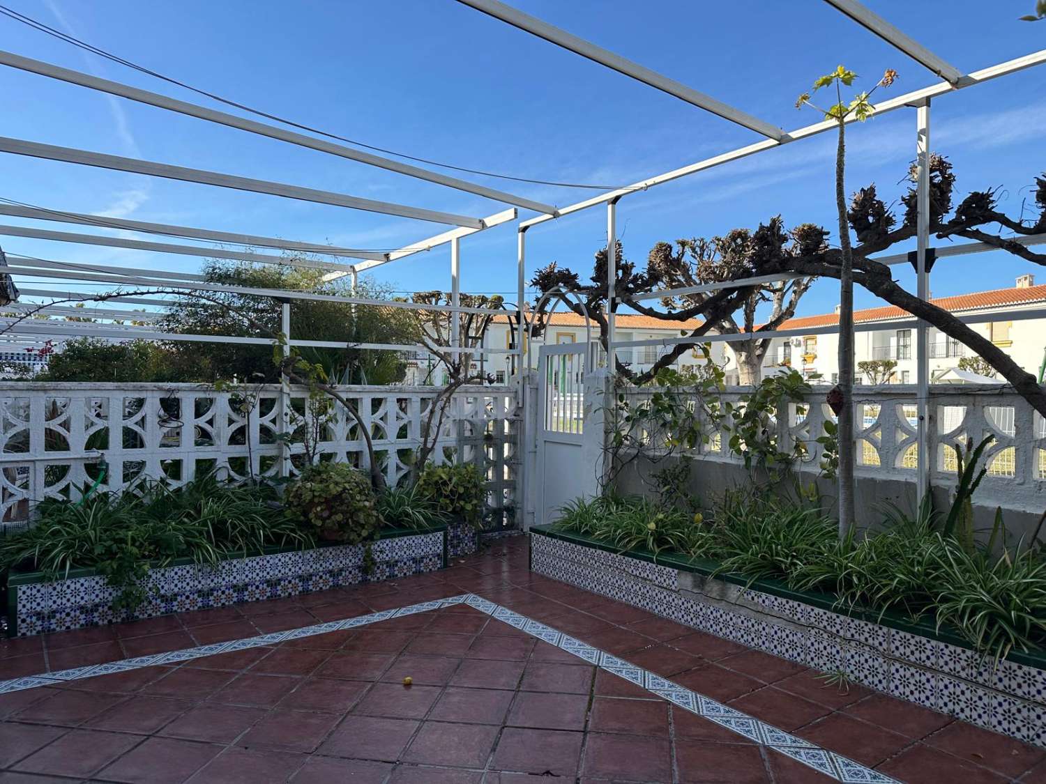 Amplia y luminosa casa adosada en venta en Salobreña