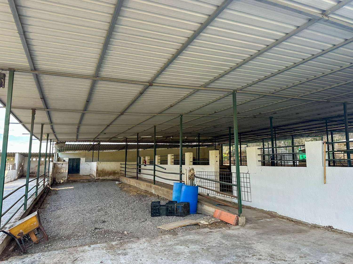 Cortijo con amplio terreno en venta en Salobreña