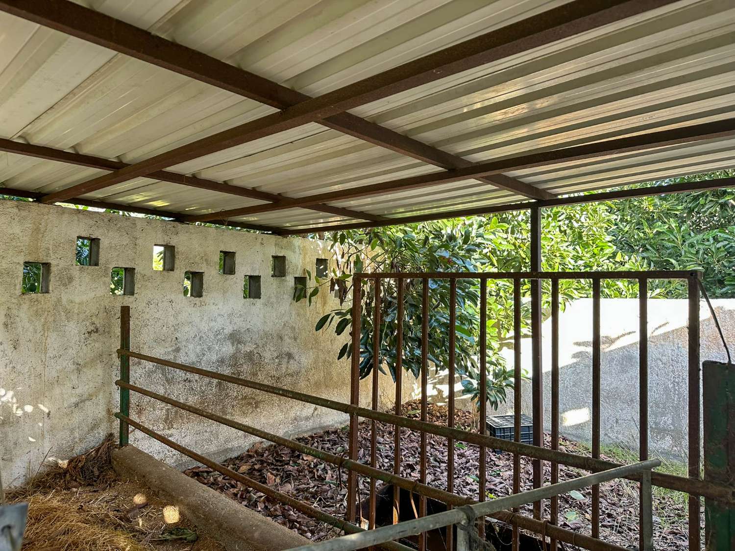 Cortijo con amplio terreno en venta en Salobreña